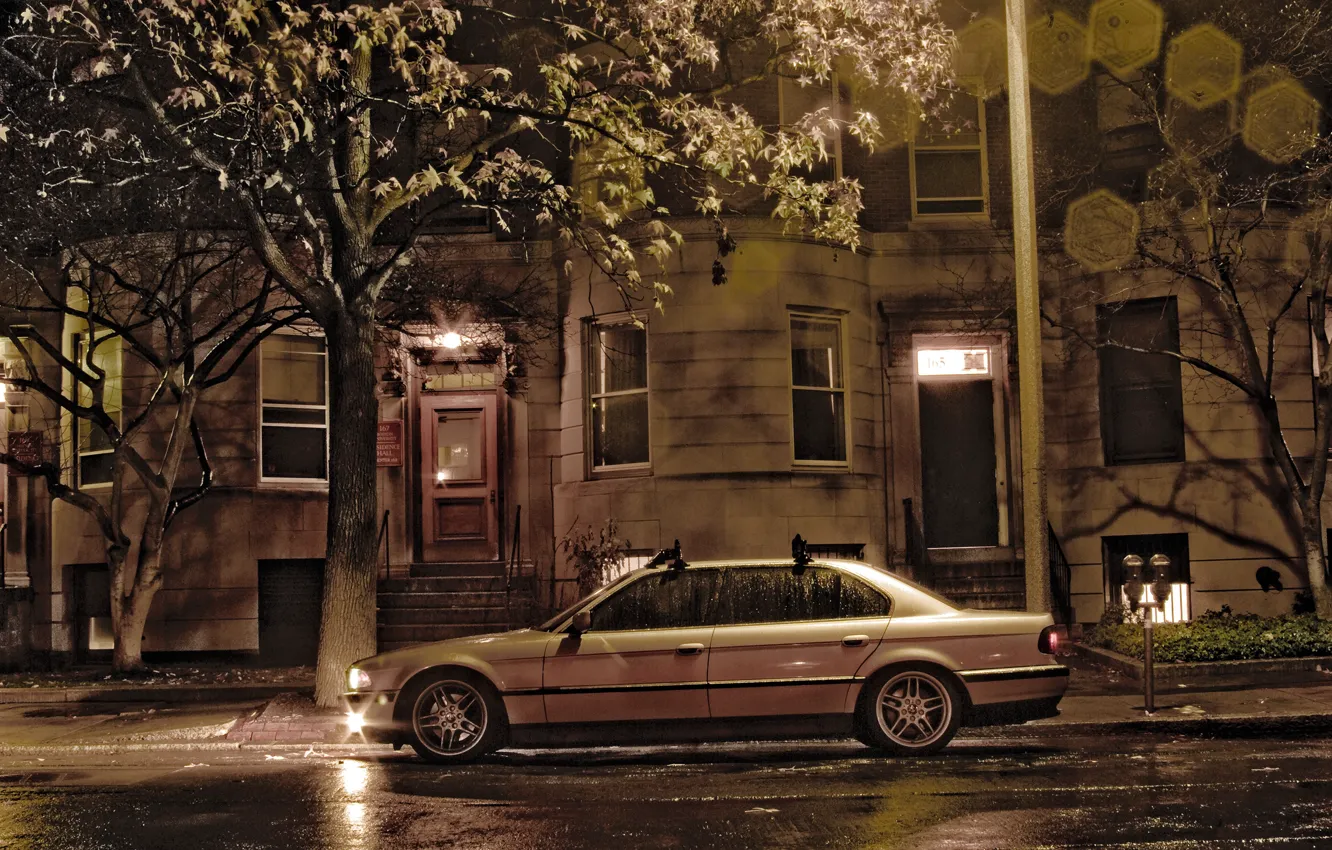 Фото обои ночь, город, дом, дождь, пасмурно, улица, фары, здание, бумер, семёрка, e38, bumer, bmw 750