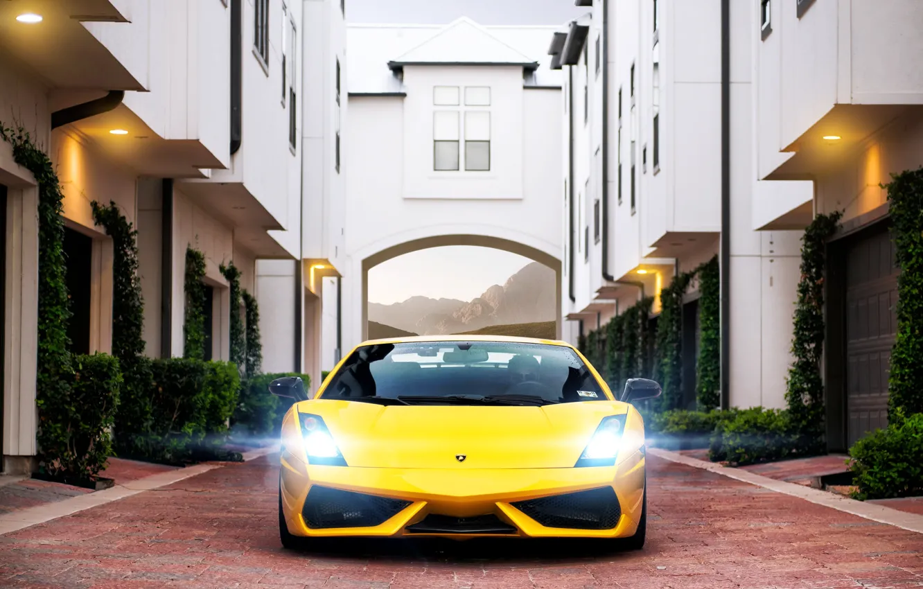 Фото обои здание, Lamborghini, брусчатка, Superleggera, Gallardo, блик, жёлтая, ламборджини, yellow, гаражи, ламборгини, галлардо, суперлегера