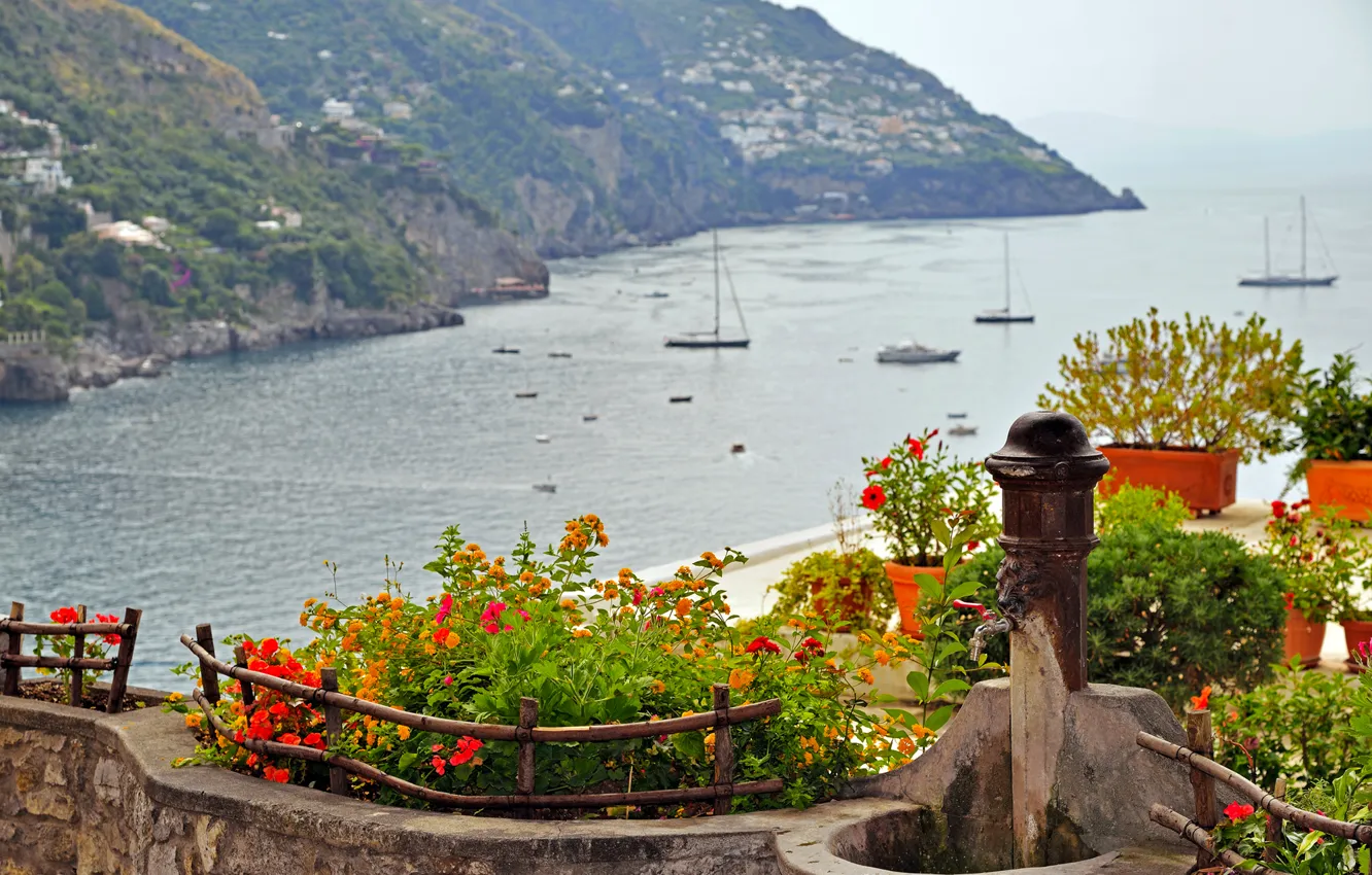 Фото обои море, цветы, горы, лодка, италия