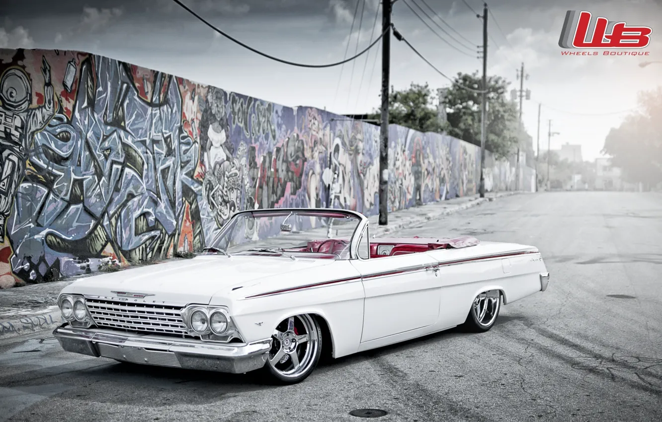 Фото обои белый, тюнинг, логотип, Chevrolet, шевроле, диски, классика, хром, tuning, передок, Impala, импала, стена.графити