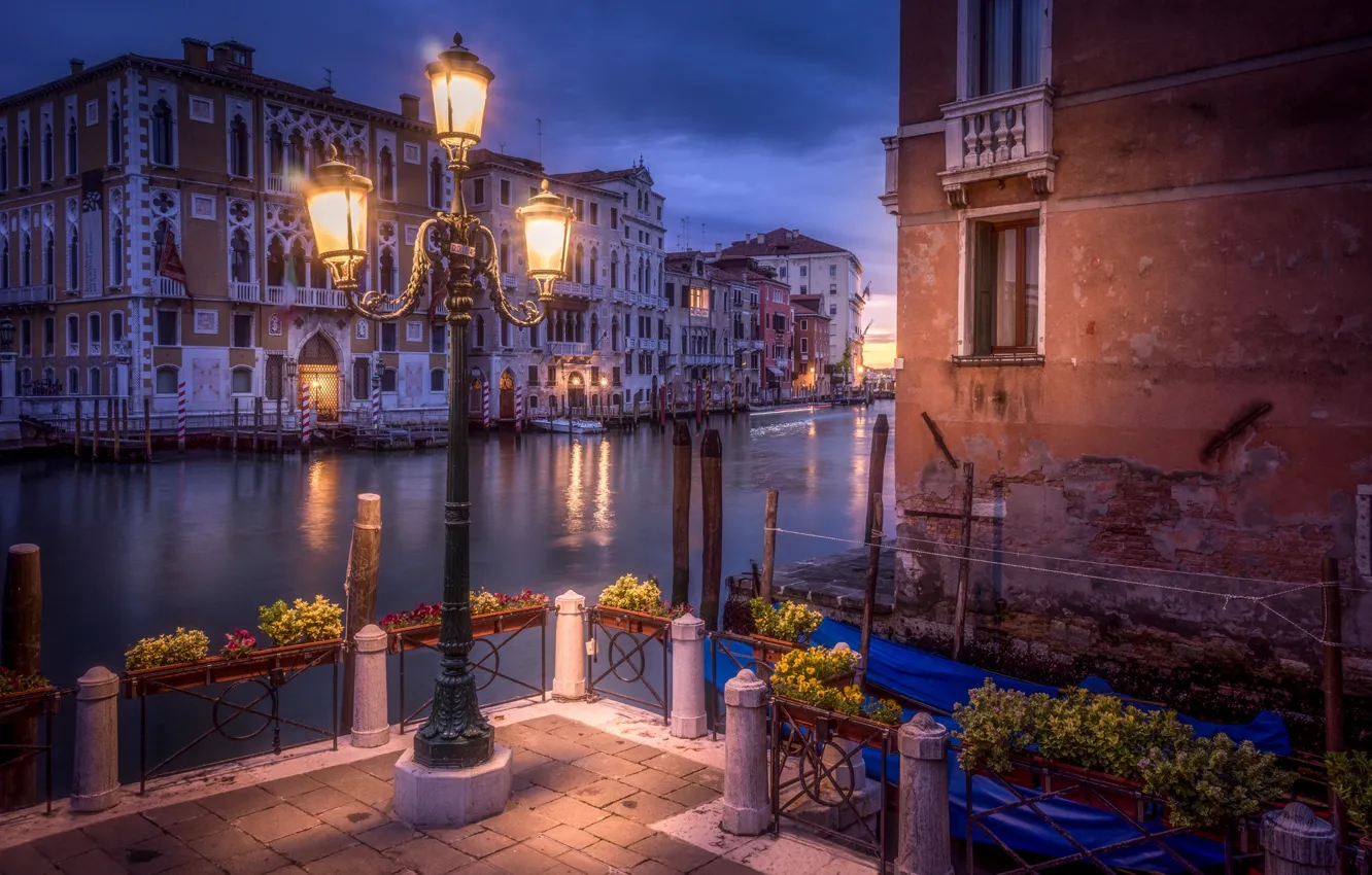 Фото обои вода, город, огни, дома, вечер, Италия, фонарь, Венеция, канал
