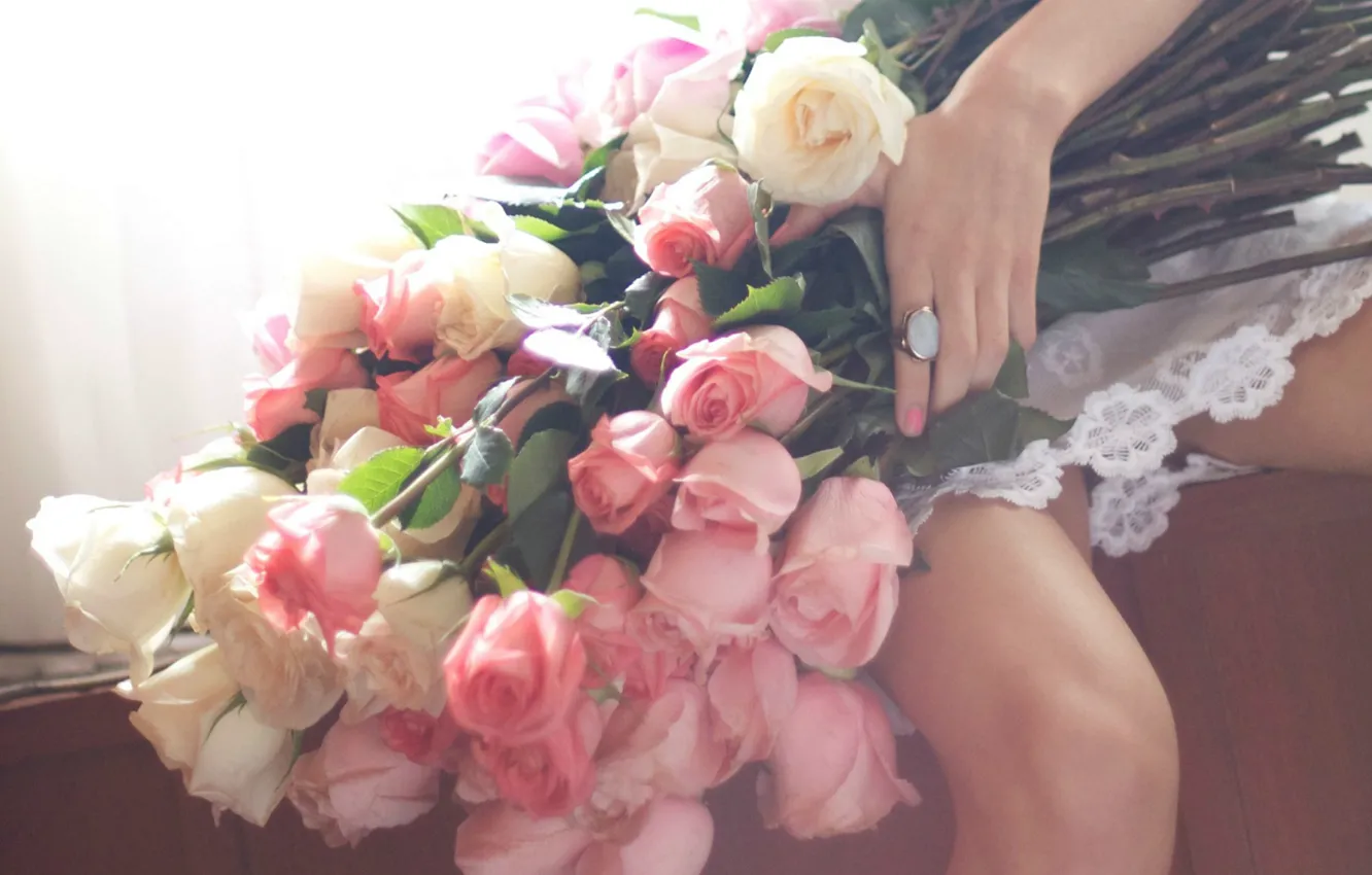 Фото обои рука, розы, Букет, перстень