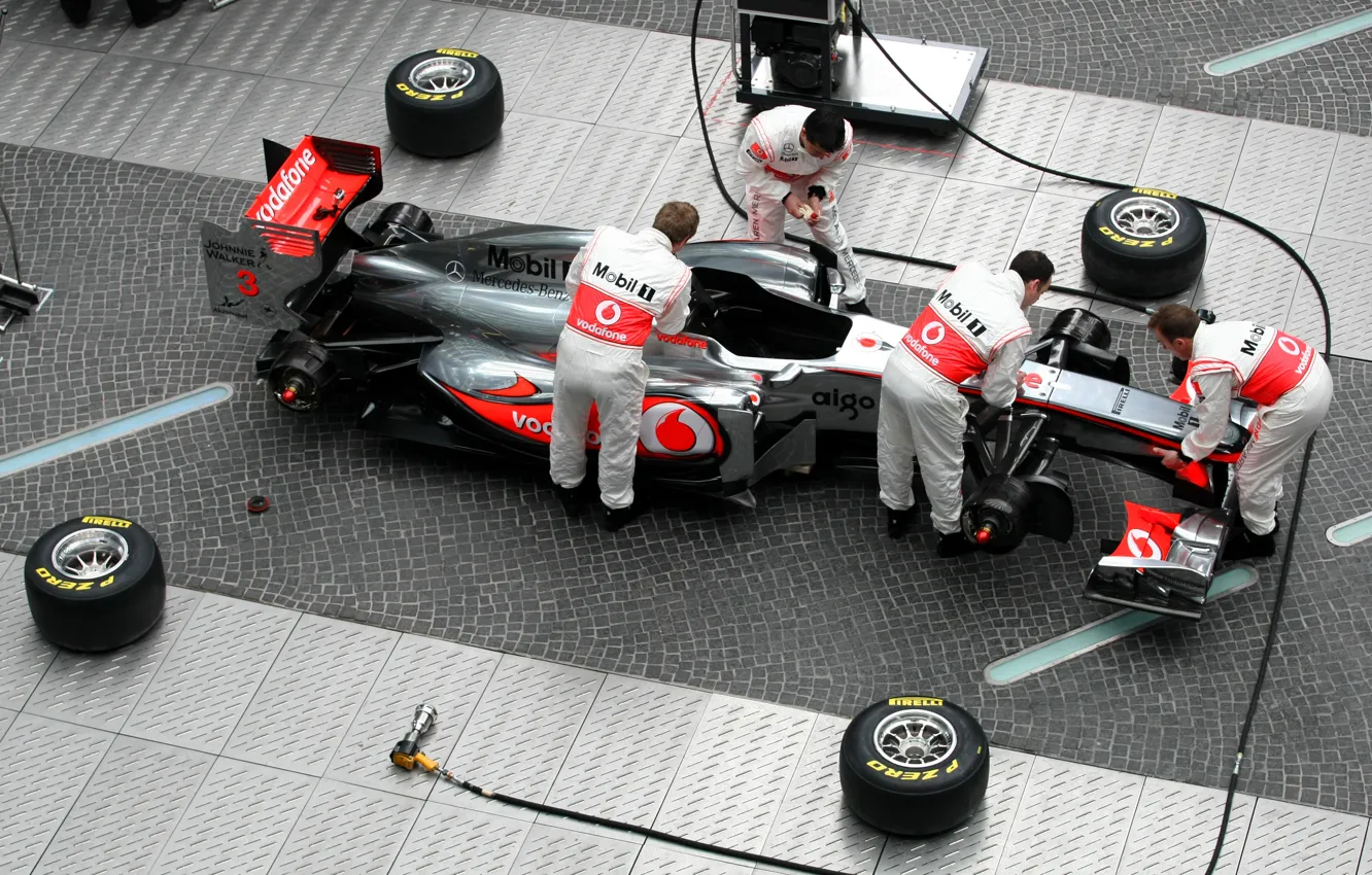 Фото обои McLaren, формула 1, болид, formula 1, демонтаж, механики