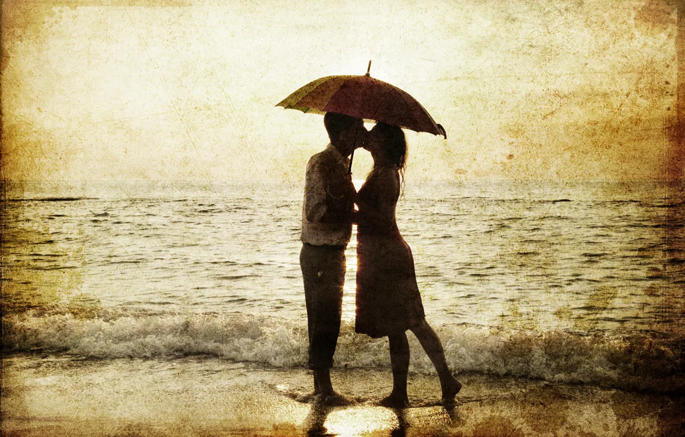 Фото обои море, девушка, ретро, босиком, зонт, сепия, пара, прибой, мужчина, влюблённые