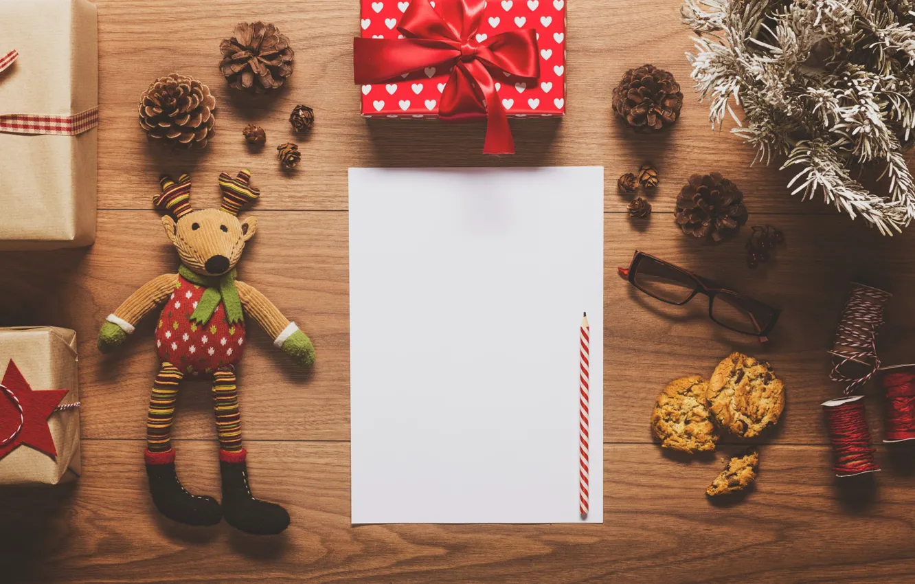 Фото обои ветки, бумага, праздник, игрушка, новый год, рождество, ель, олень, печенье, очки, подарки, ёлка, шишки, коробки, …