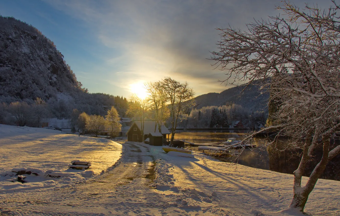 Фото обои зима, дорога, небо, солнце, облака, снег, деревья, закат, горы, река, лодка, катер, домик