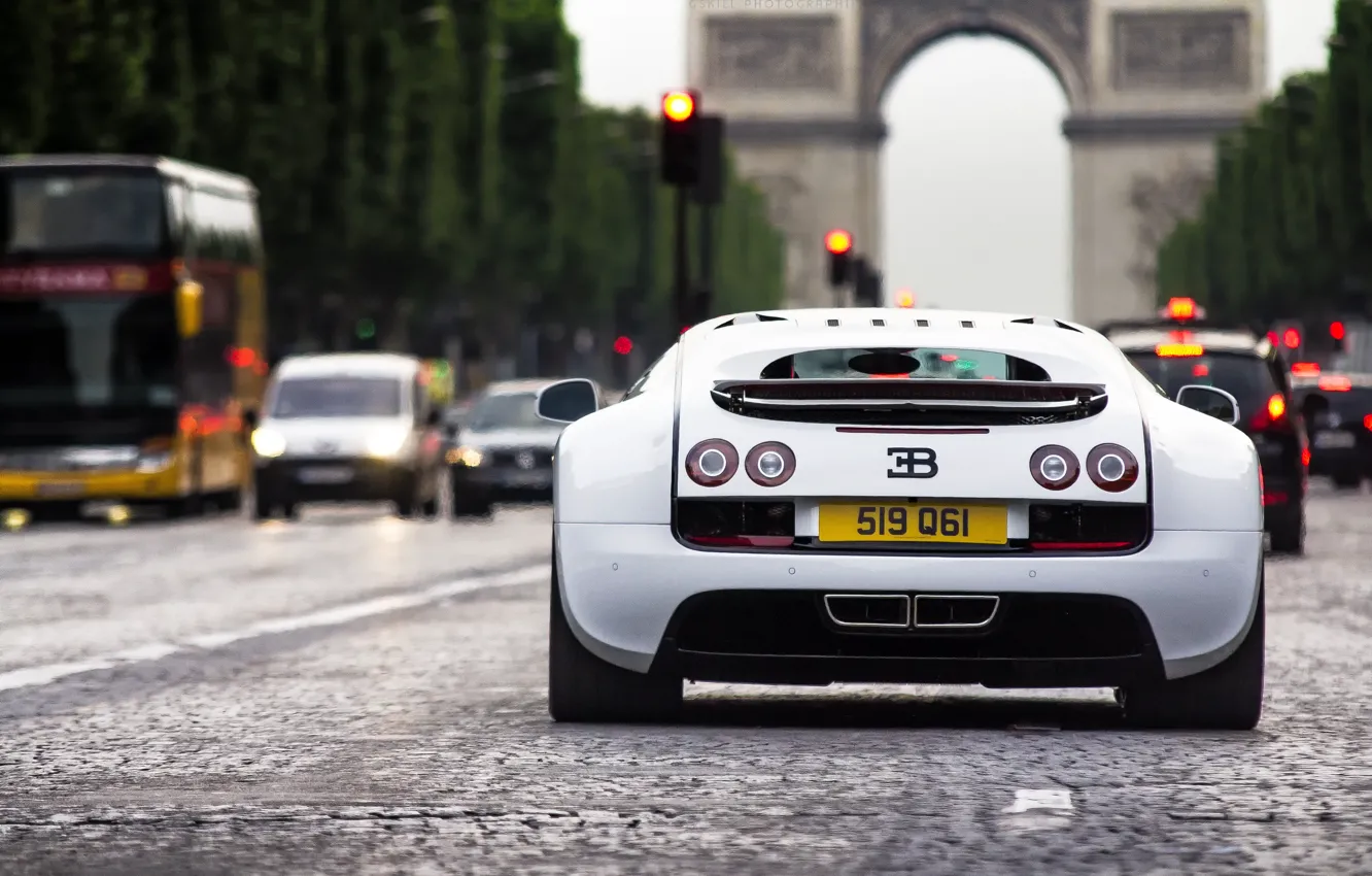 Фото обои белый, машины, город, Bugatti, арка, Veyron, white, бугатти, paris, france, задок, Super, Sport, вейрон, гиперкар