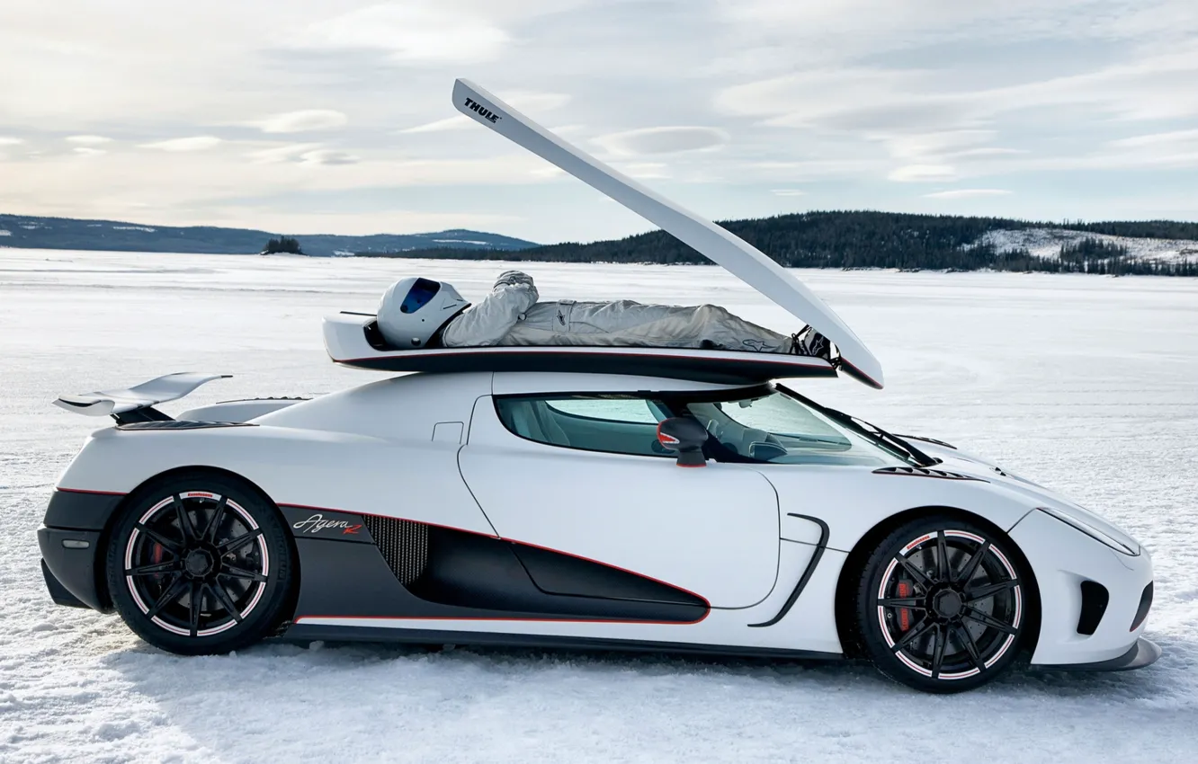 Фото обои белый, небо, снег, Koenigsegg, Top Gear, суперкар, вид сбоку, The Stig, Стиг, высшая передача, Топ …