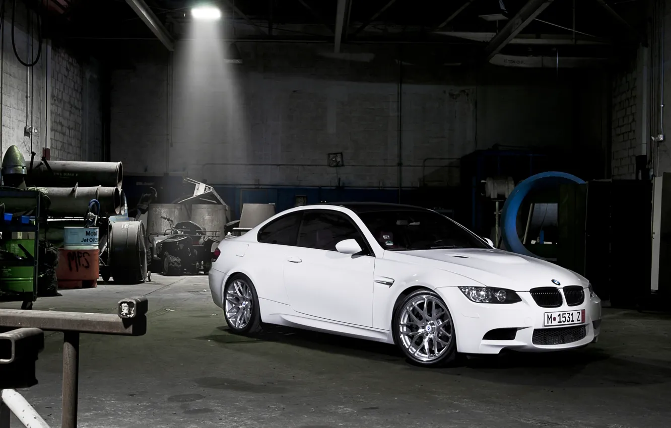 Фото обои белый, темнота, тюнинг, гараж, BMW, БМВ, tuning, передок
