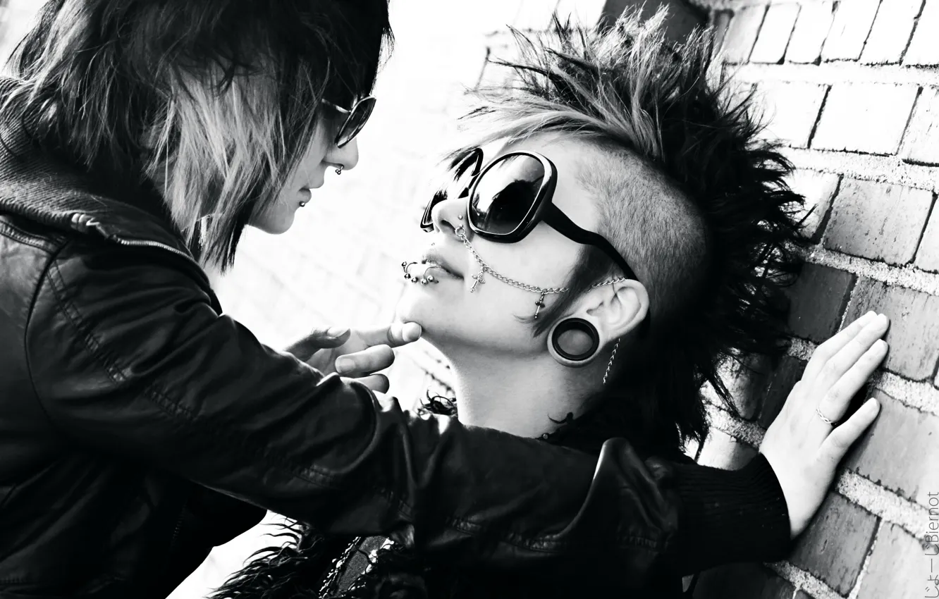 Фото обои девушка, металл, стиль, панк, чёрно-белое, поцелуй, крест, пирсинг, туннель, кольцо, очки, ирокез, punk, субкультура