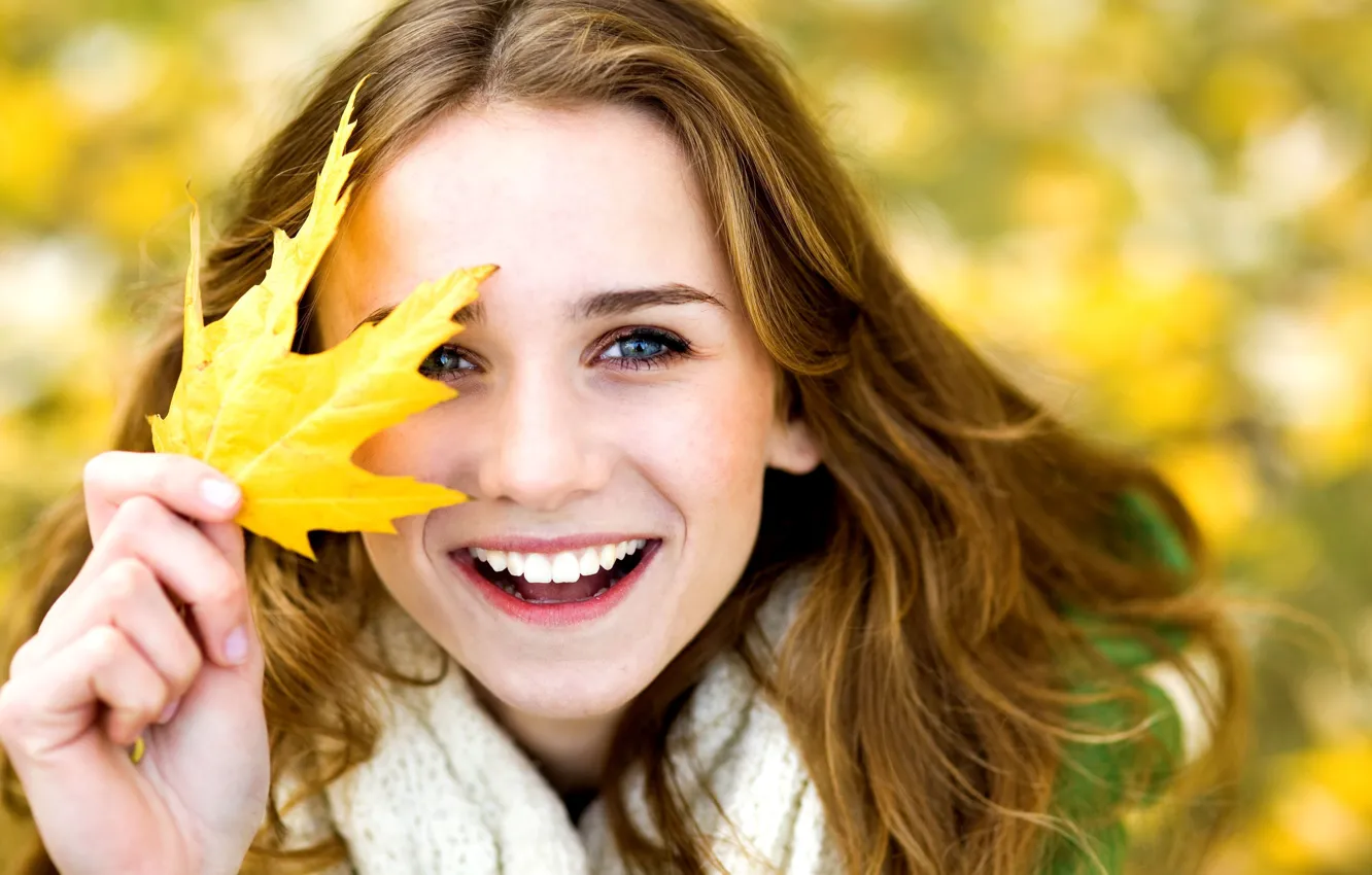 Фото обои осень, листья, девушка, радость, желтый, улыбка, фон, обои, настроения, женщина, смех, размытие, позитив, девочка, листик, …