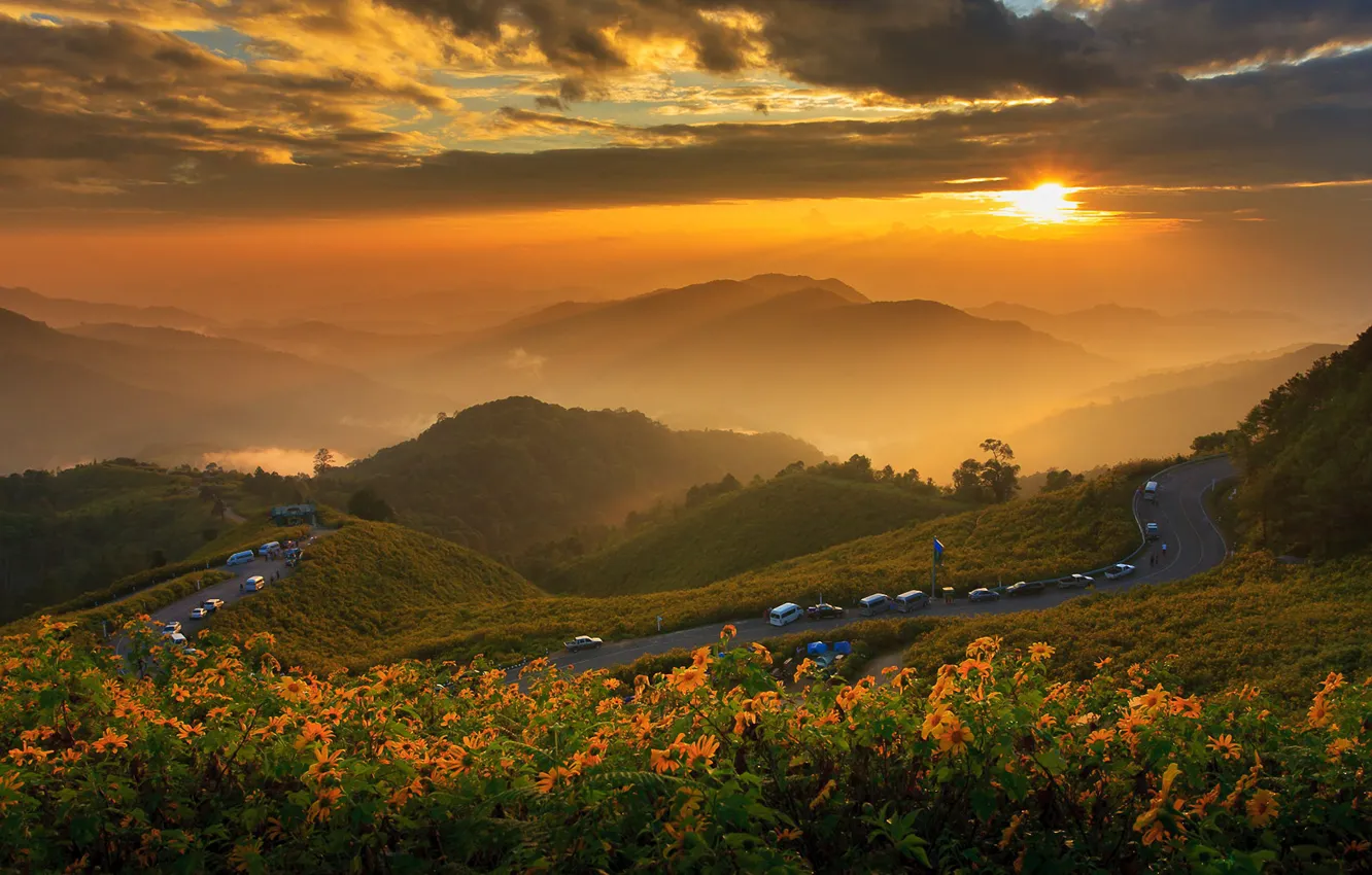 Фото обои дорога, солнце, облака, пейзаж, закат, цветы, горы, природа, Таиланд