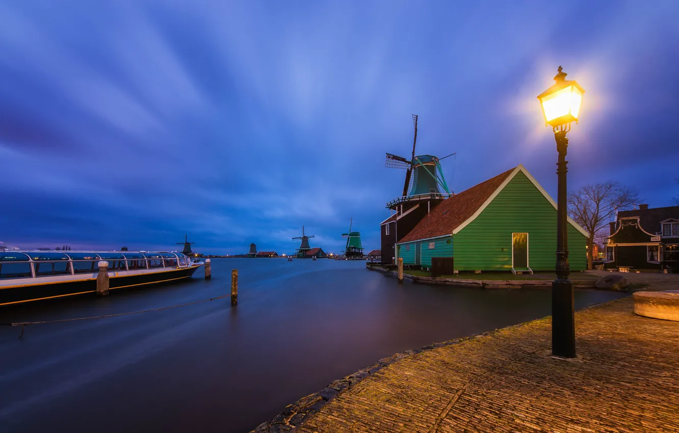 Фото обои небо, ночь, река, деревня, освещение, фонарь, домики, мельницы, Нидерланды, синее, поселок