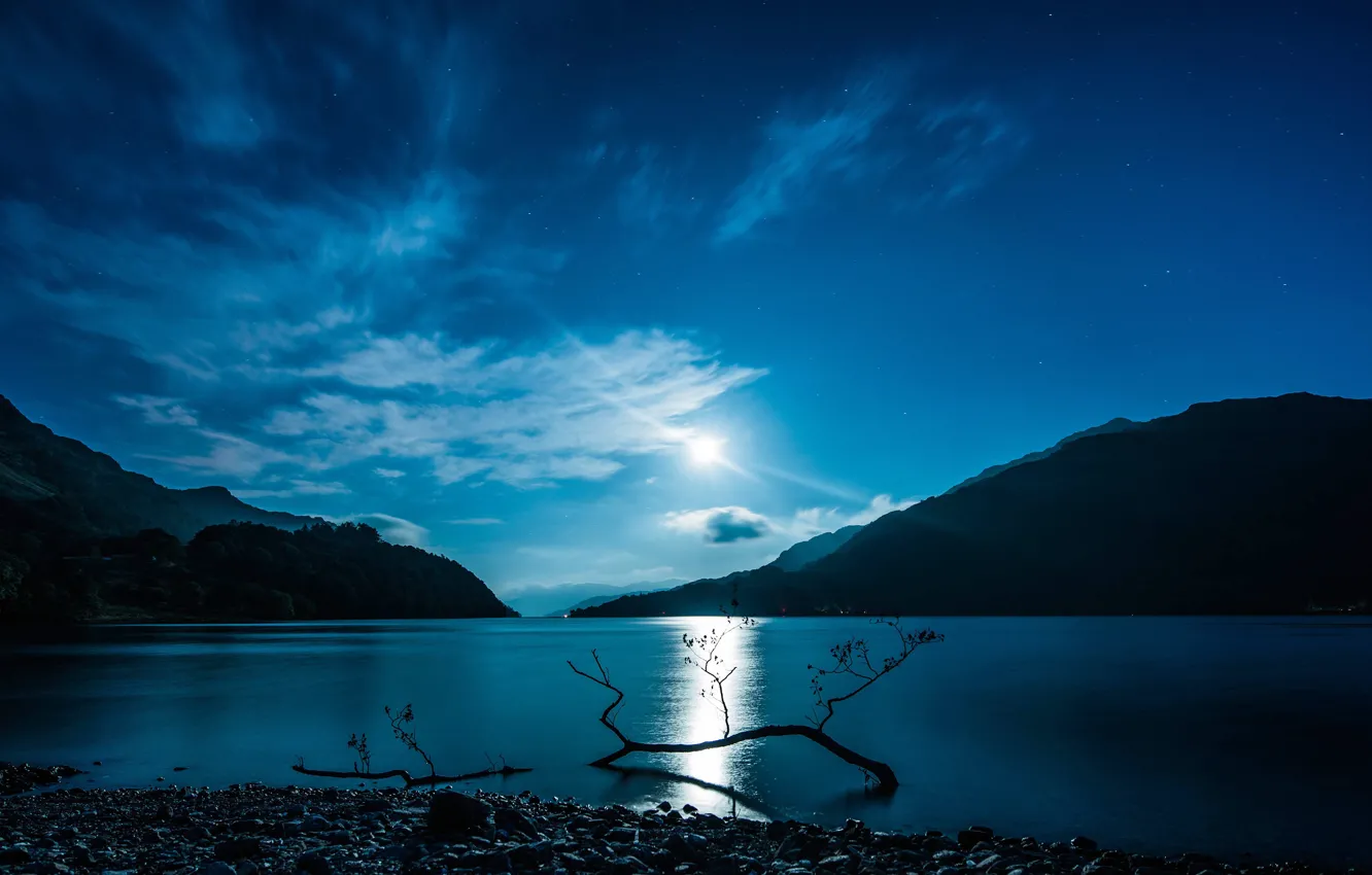 Фото обои вода, свет, горы, ночь, озеро, отражение, луна, Шотландия