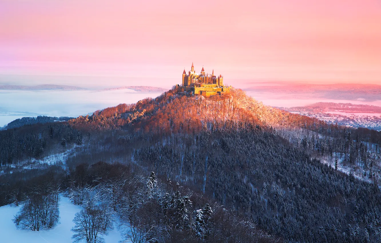 Фото обои свет, туман, утро, Германия, Burg Hohenzollern, замок-крепость, земля Баден-Вюртемберг, Замок Гогенцоллерн, вершина горы Гогенцоллерн